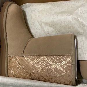 Ugg classic short metallic snake w/ gold